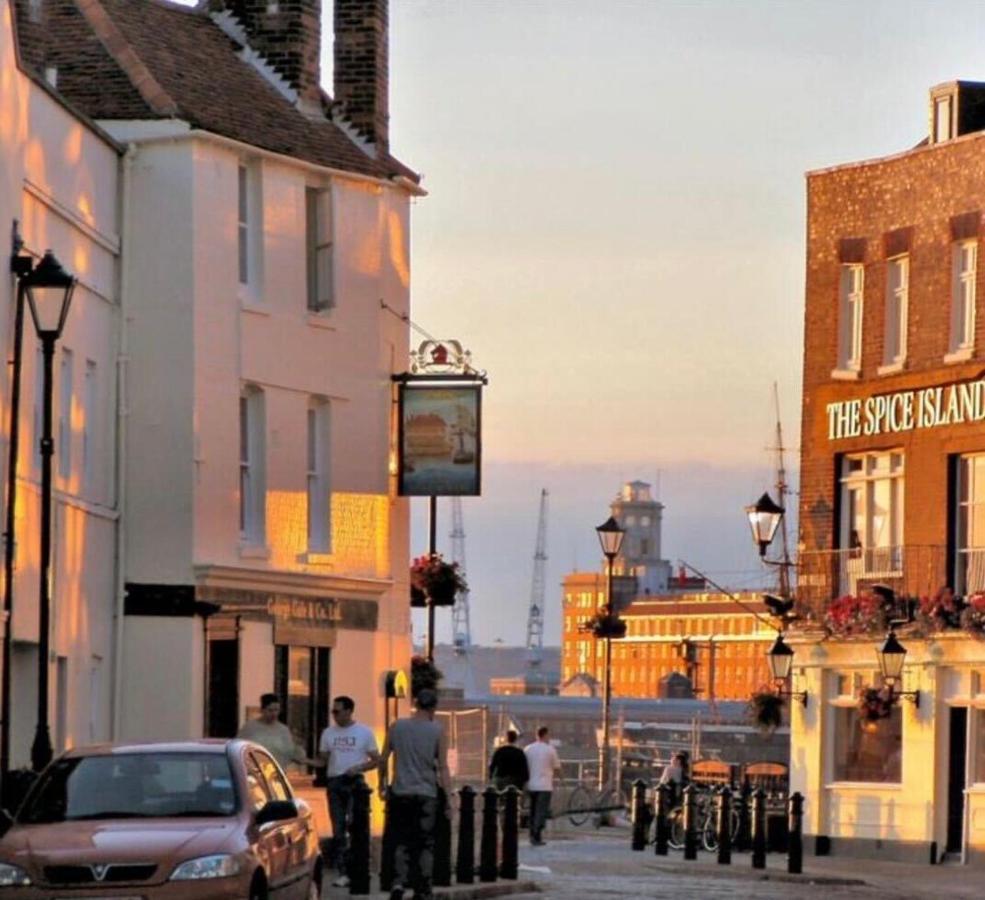 Bright 2 Bedroom In Southsea. 8 Min Walk To Seafront Appartement *
